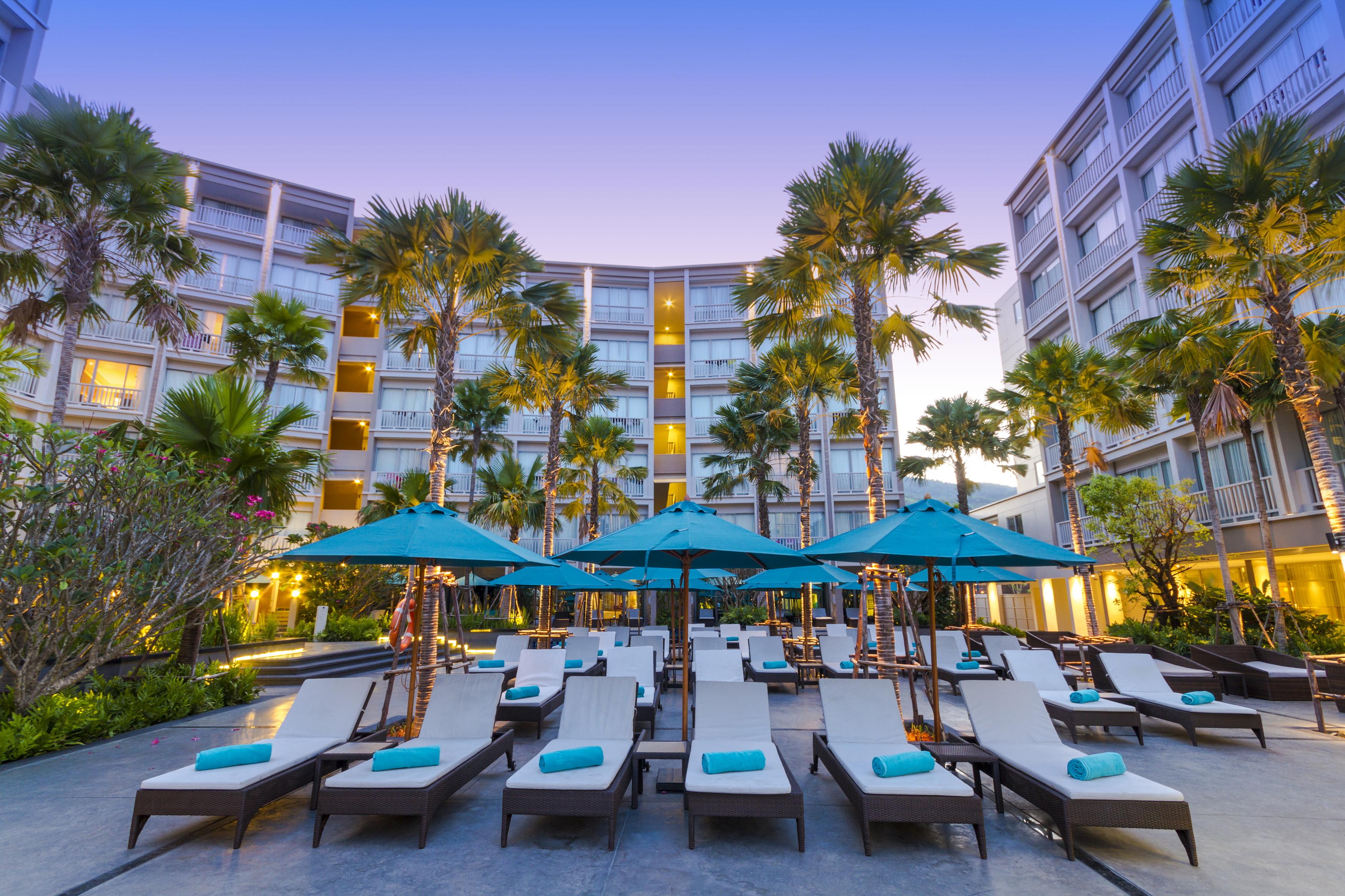 Grand Mercure Phuket Patong Ngoại thất bức ảnh The U-shaped swimming pool at U Sathorn