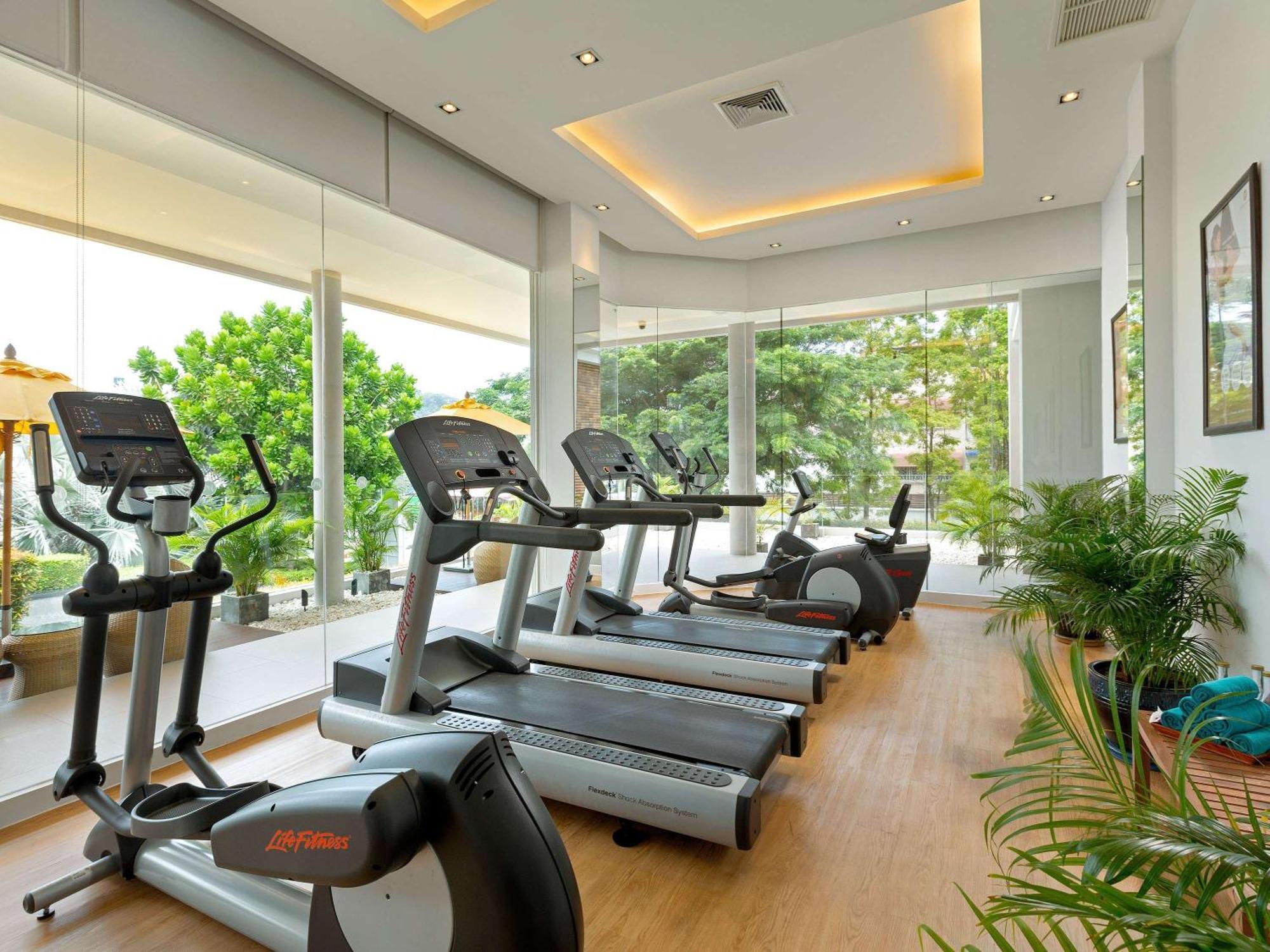 Grand Mercure Phuket Patong Ngoại thất bức ảnh The gym at the hotel