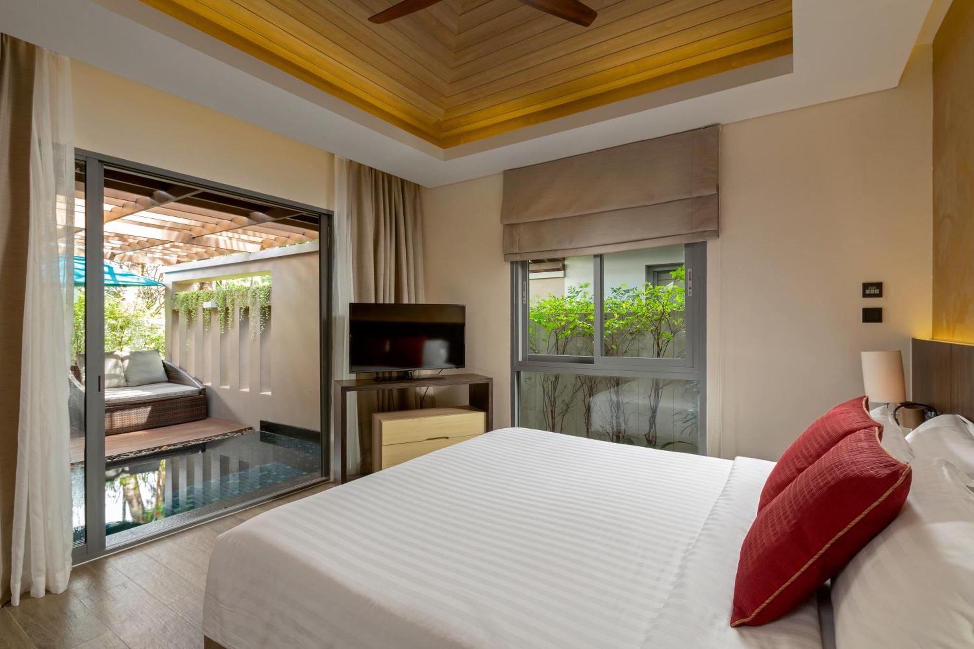 Grand Mercure Phuket Patong Ngoại thất bức ảnh A bedroom at the hotel