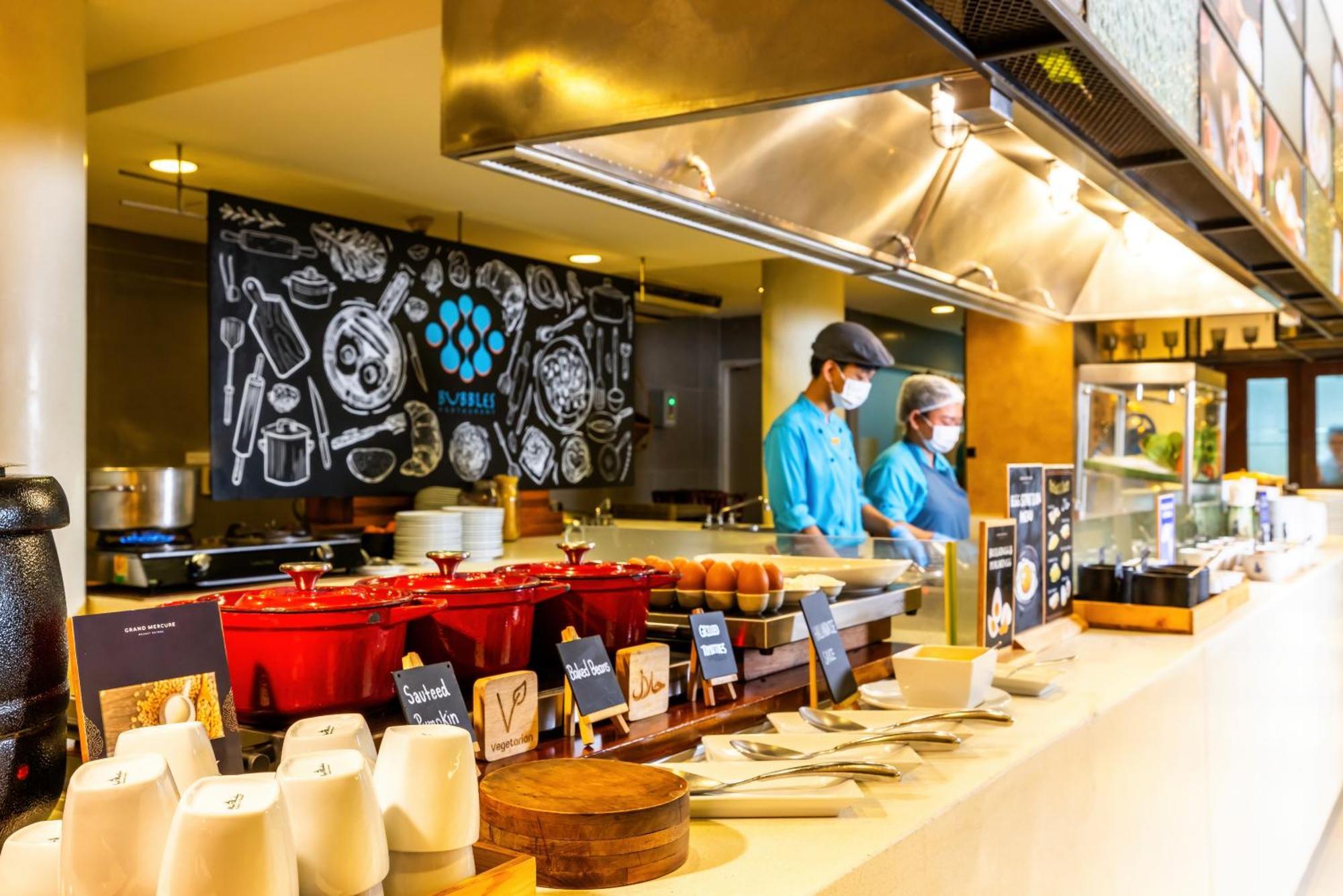 Grand Mercure Phuket Patong Ngoại thất bức ảnh Live Kitchen at The Deck