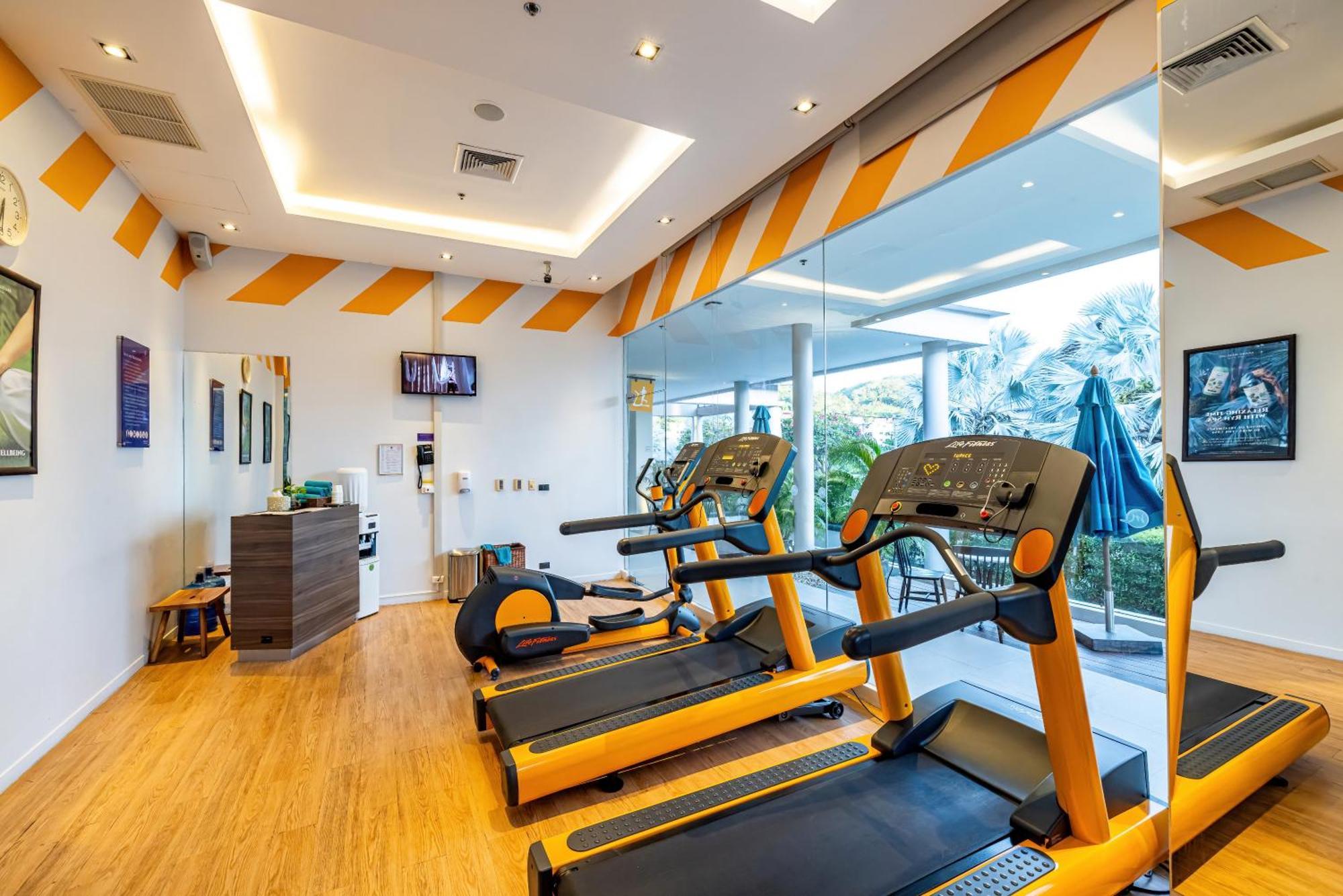 Grand Mercure Phuket Patong Ngoại thất bức ảnh The gym at the hotel