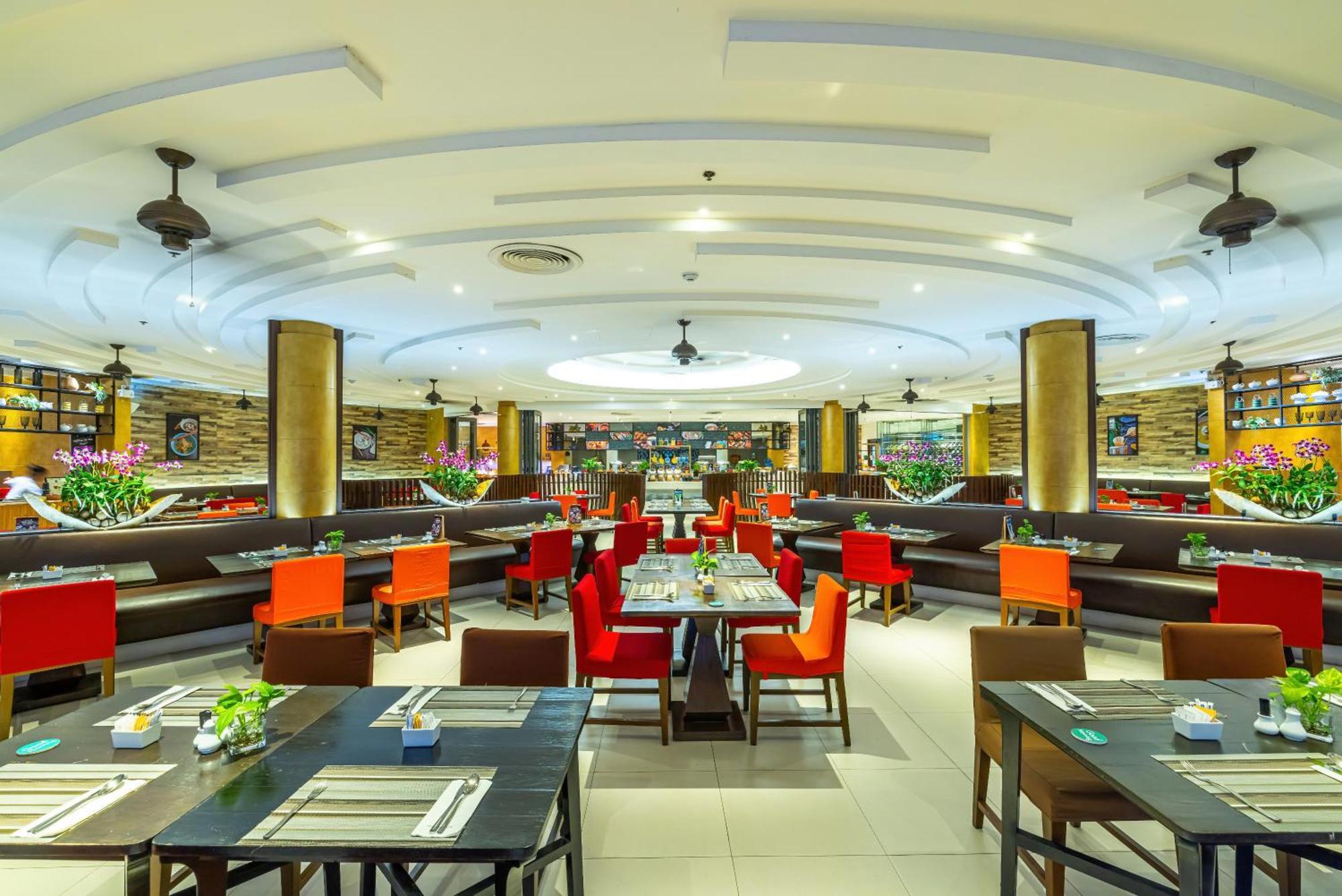 Grand Mercure Phuket Patong Ngoại thất bức ảnh The interior of a buffet restaurant in Vietnam