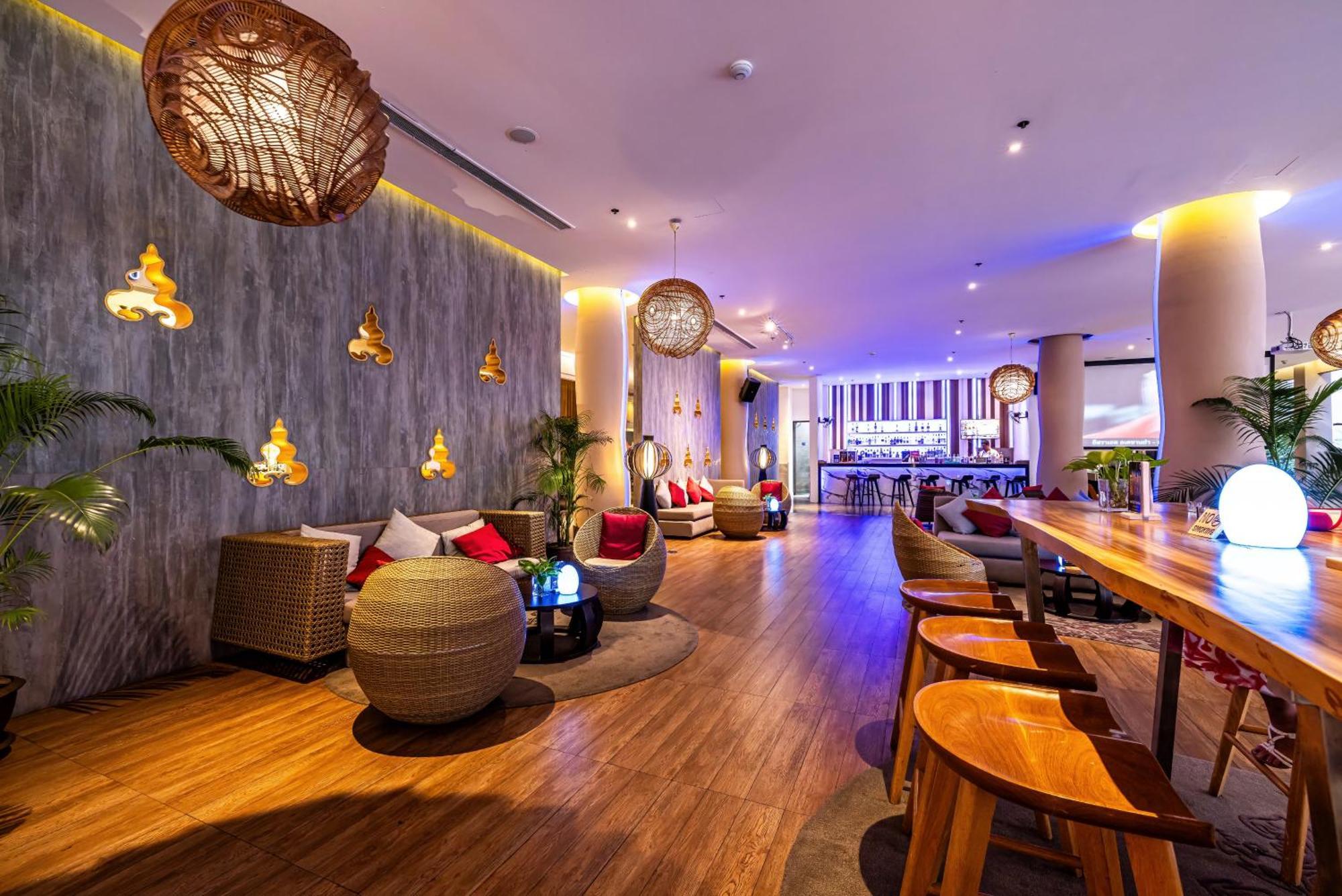 Grand Mercure Phuket Patong Ngoại thất bức ảnh The lounge at the airport