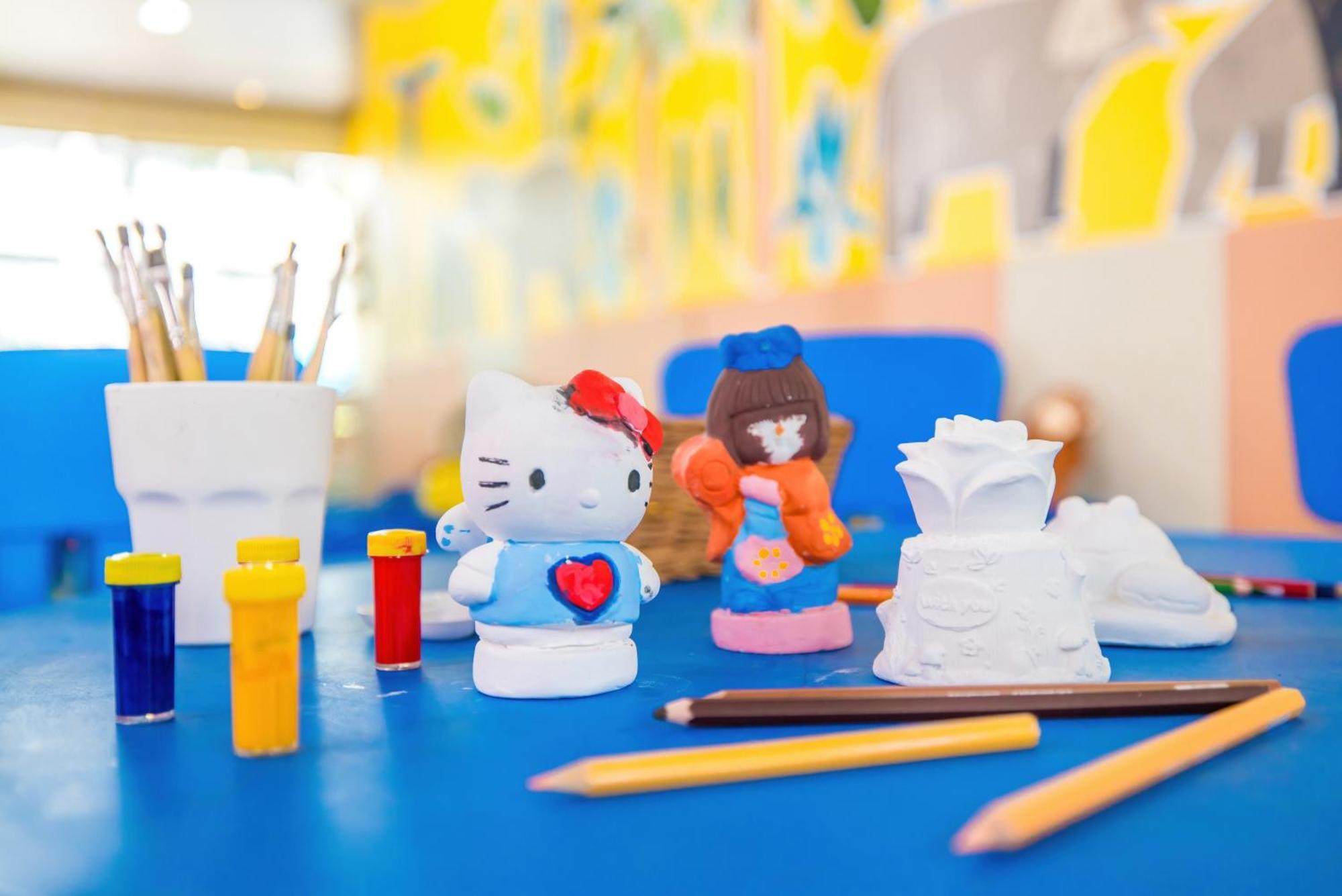 Grand Mercure Phuket Patong Ngoại thất bức ảnh Hello Kitty and her friends