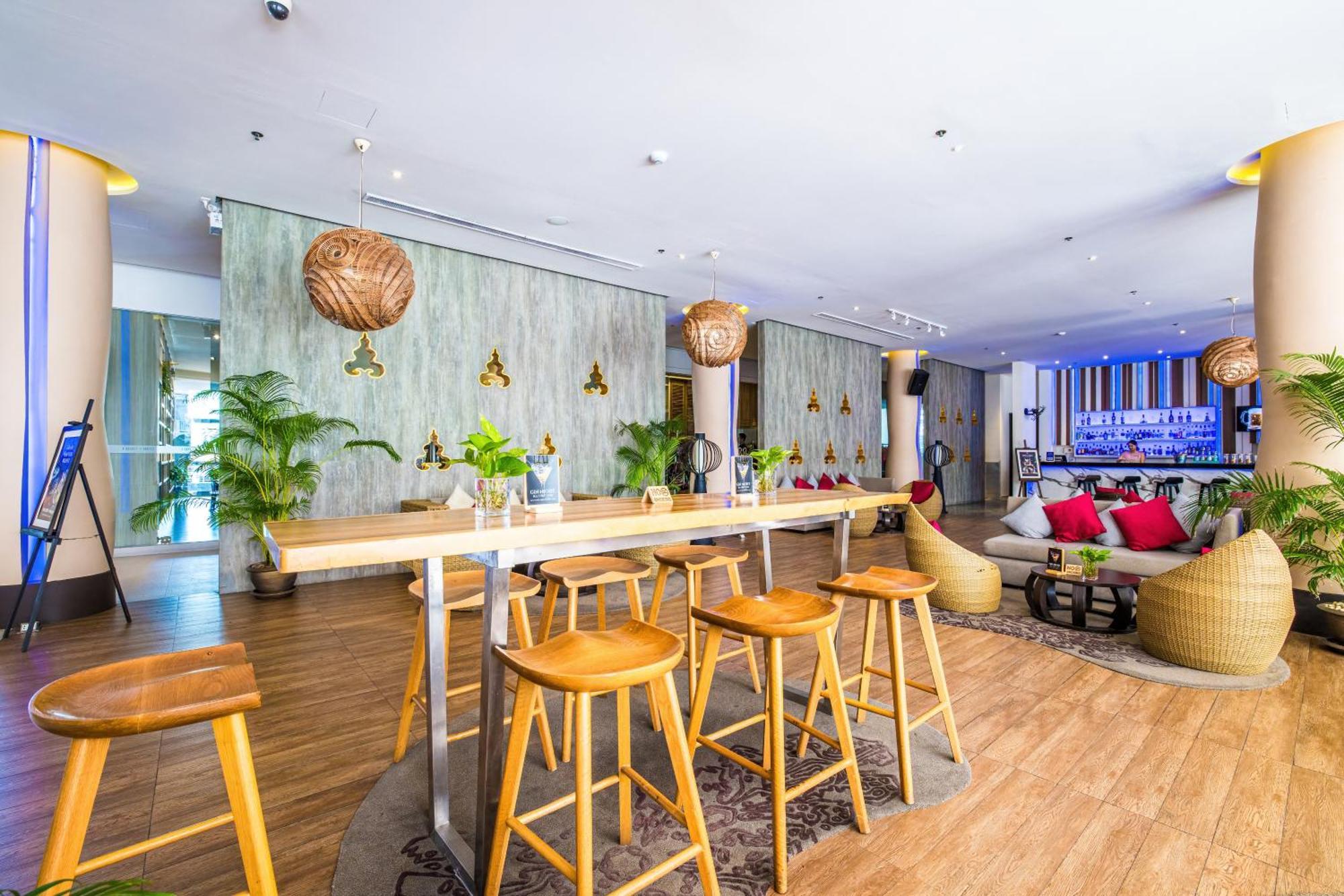 Grand Mercure Phuket Patong Ngoại thất bức ảnh The bar at the hotel