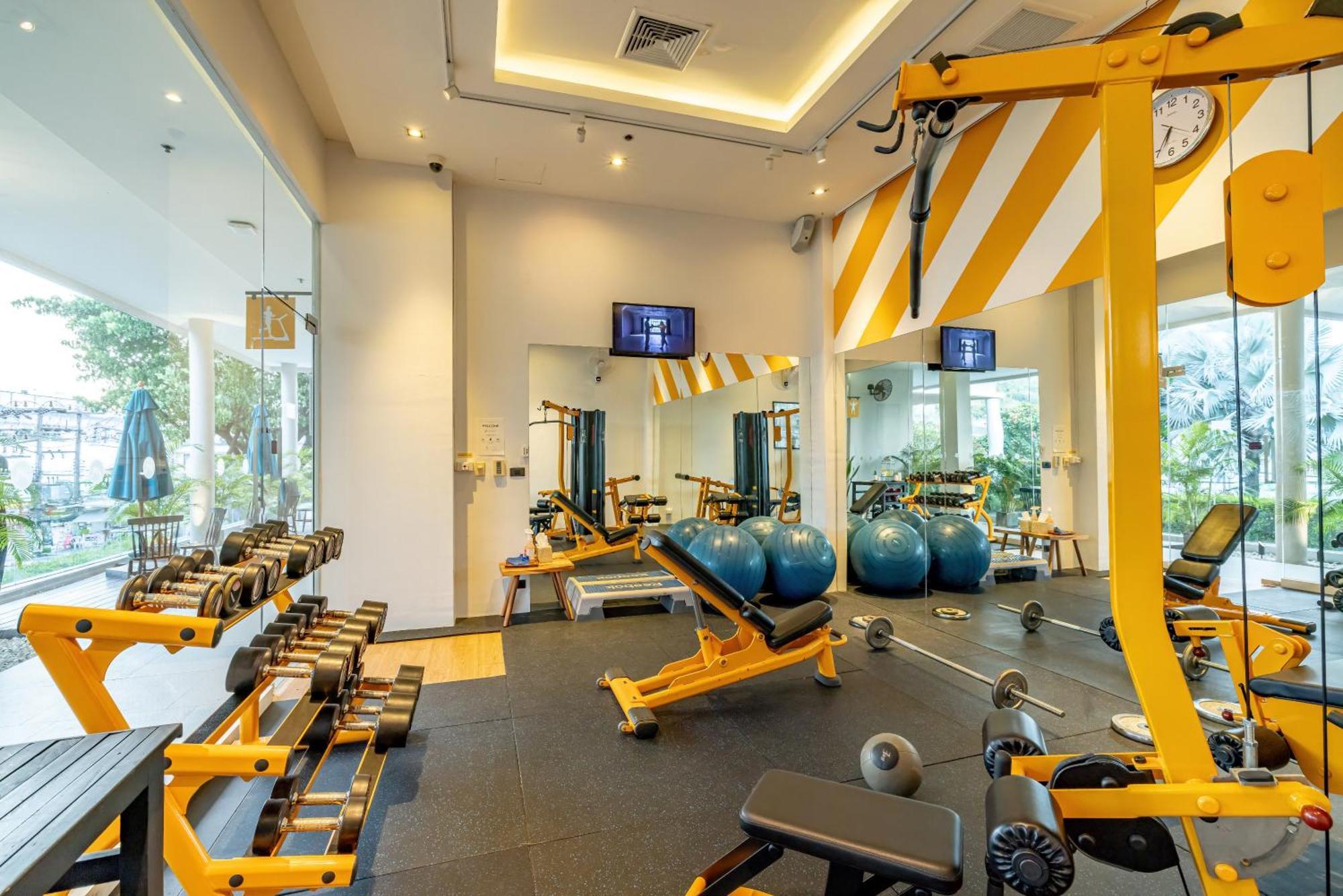 Grand Mercure Phuket Patong Ngoại thất bức ảnh The gym at the hotel