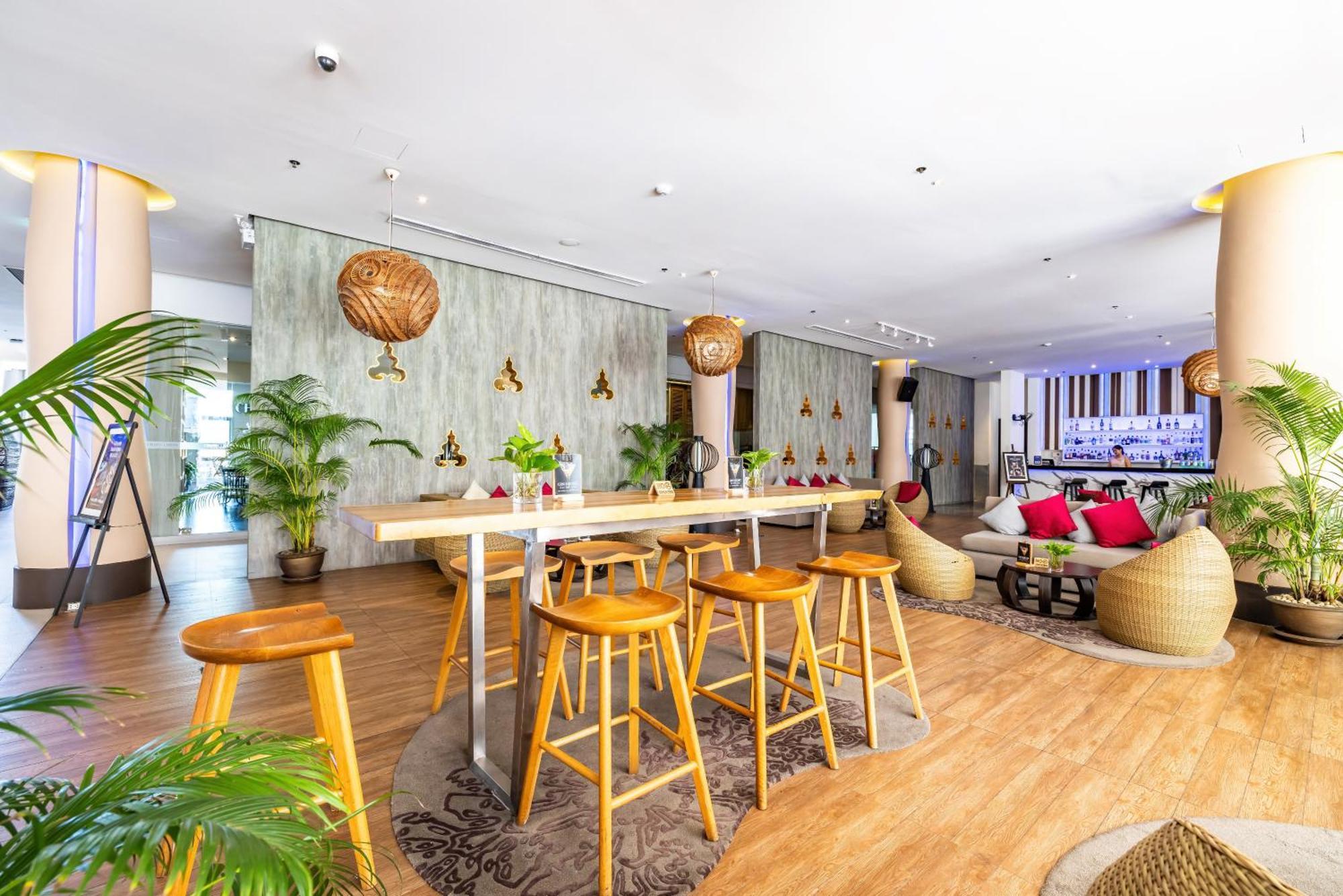 Grand Mercure Phuket Patong Ngoại thất bức ảnh The lounge at the airport