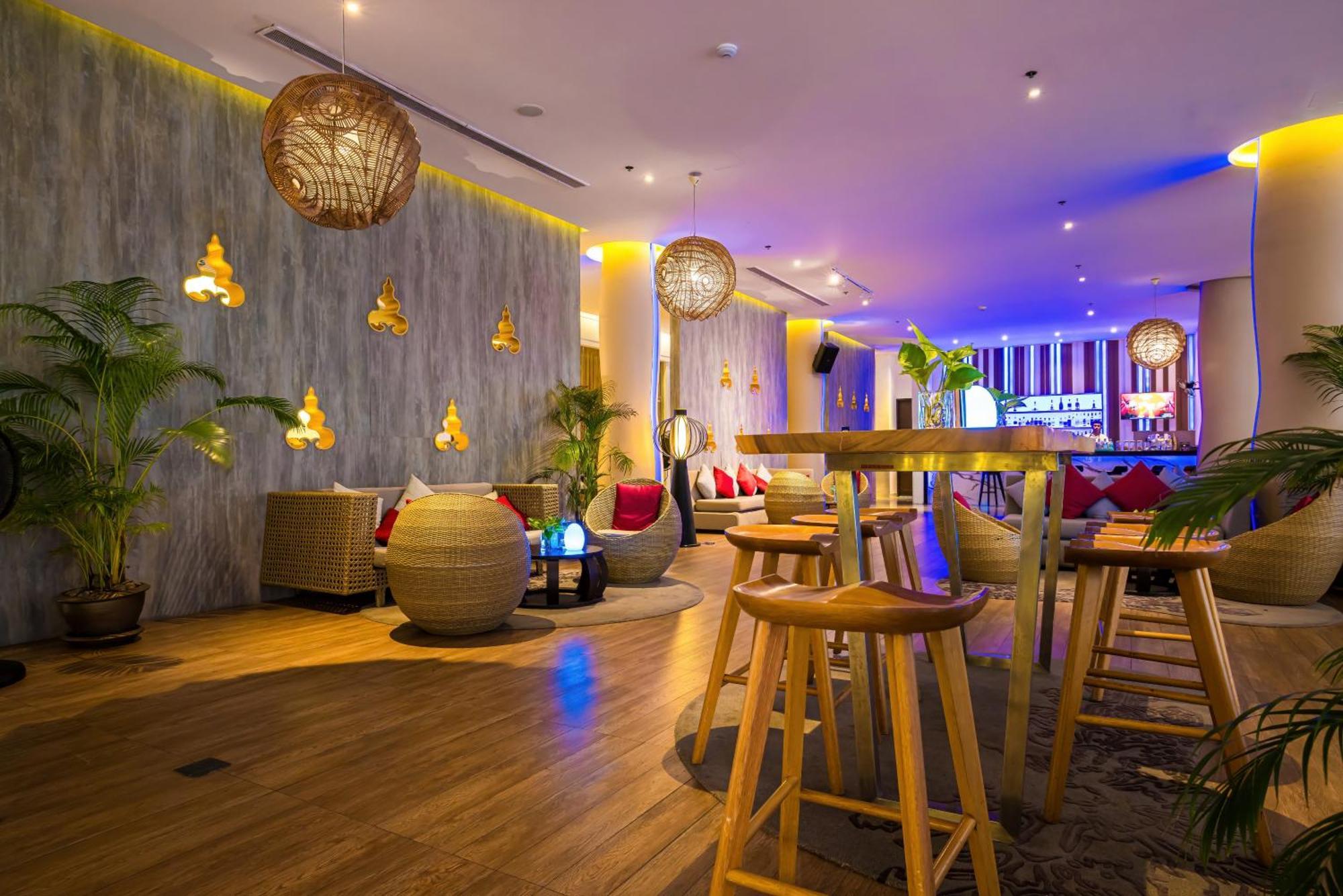 Grand Mercure Phuket Patong Ngoại thất bức ảnh The lounge at the airport