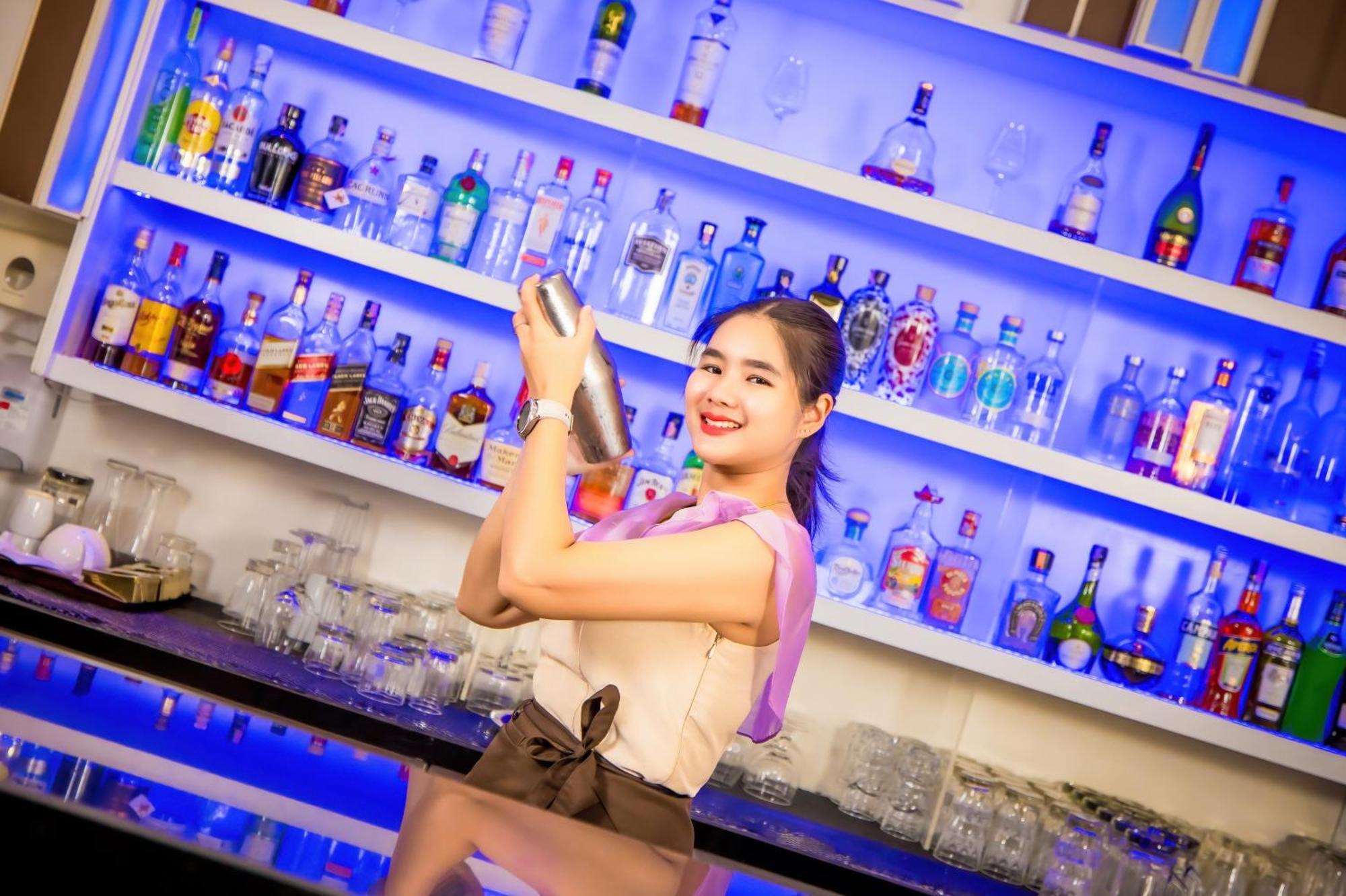 Grand Mercure Phuket Patong Ngoại thất bức ảnh A bartender in Vietnam