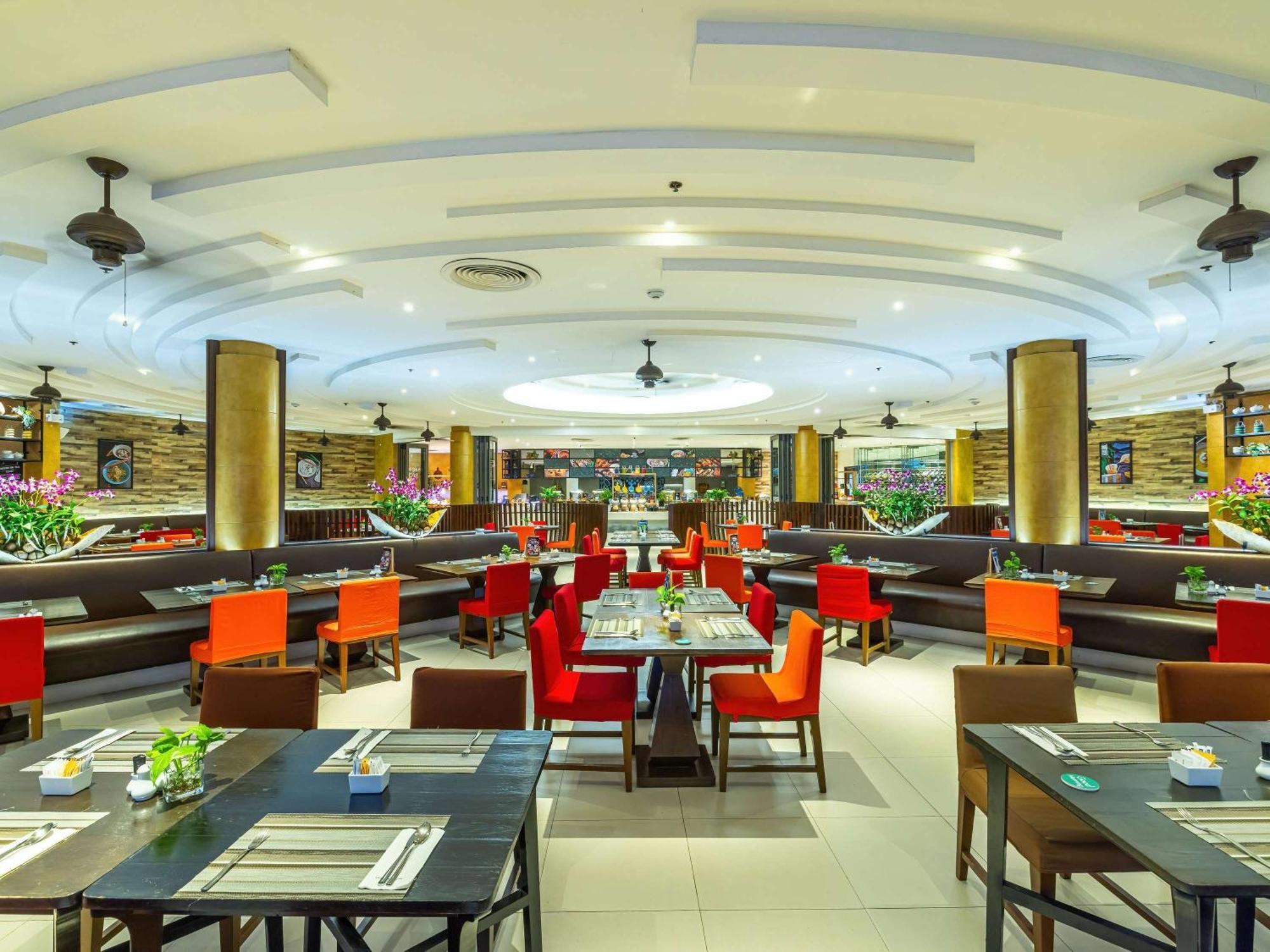 Grand Mercure Phuket Patong Ngoại thất bức ảnh The interior of the restaurant