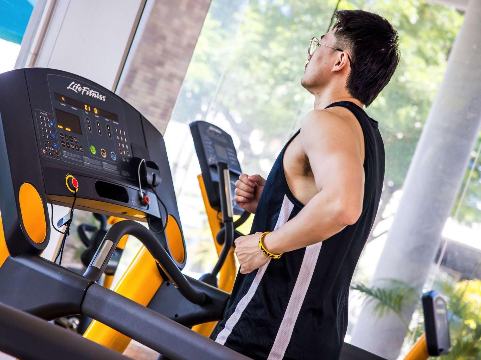 Grand Mercure Phuket Patong Ngoại thất bức ảnh A man on a treadmill