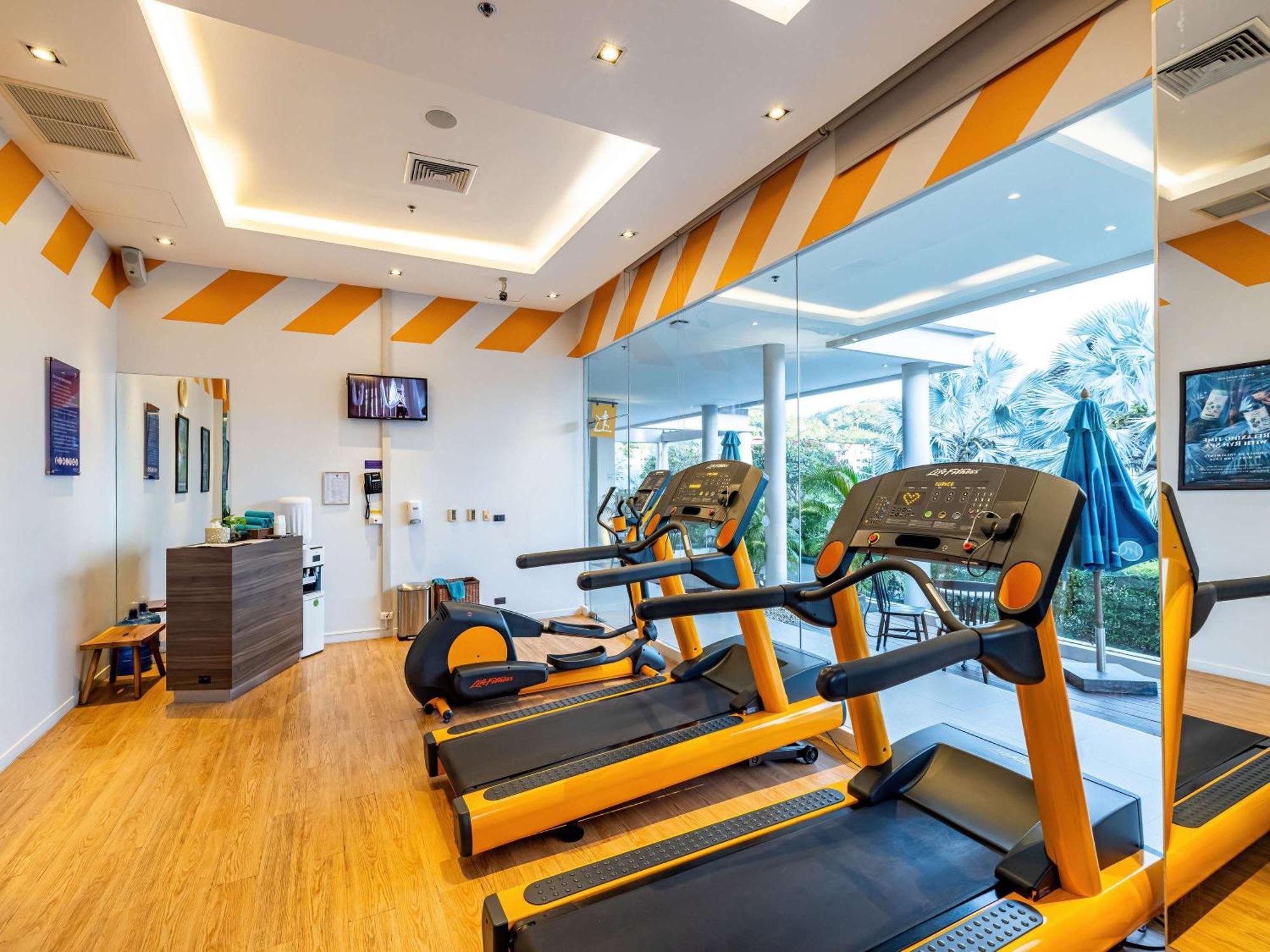 Grand Mercure Phuket Patong Ngoại thất bức ảnh The gym at the hotel