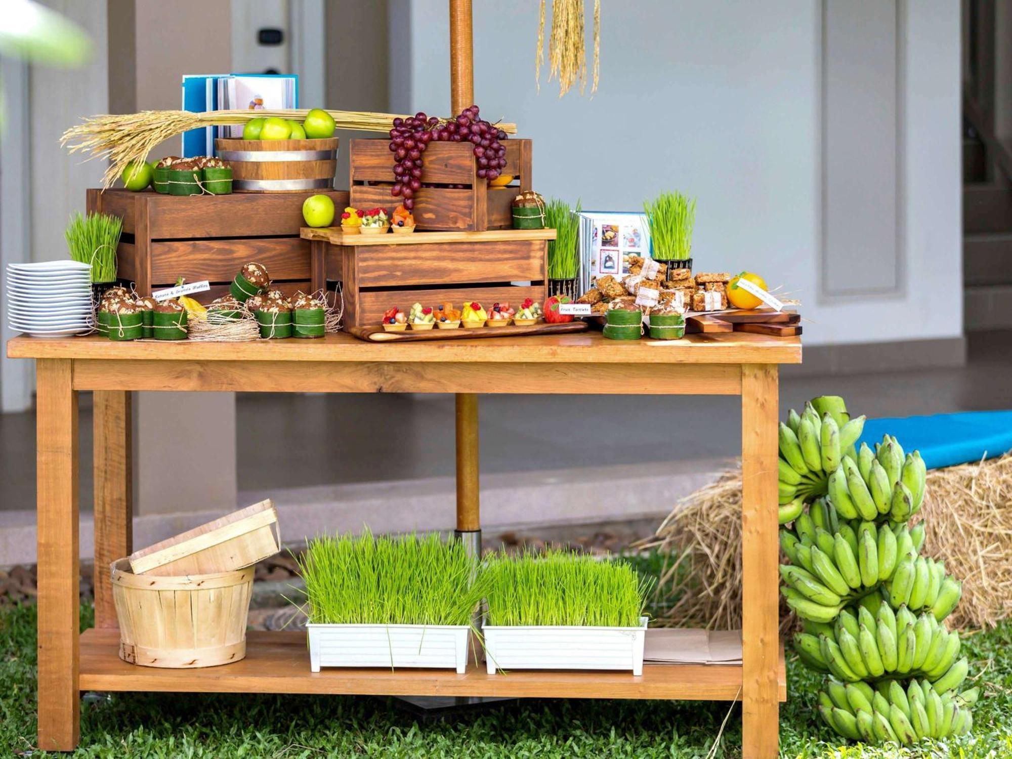 Grand Mercure Phuket Patong Ngoại thất bức ảnh Wheatgrass at a buffet
