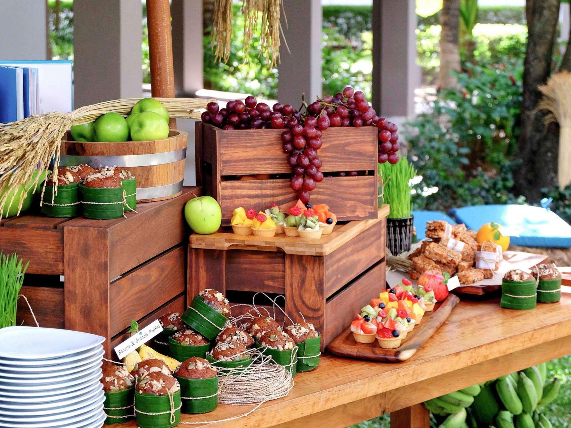 Grand Mercure Phuket Patong Ngoại thất bức ảnh A dessert buffet