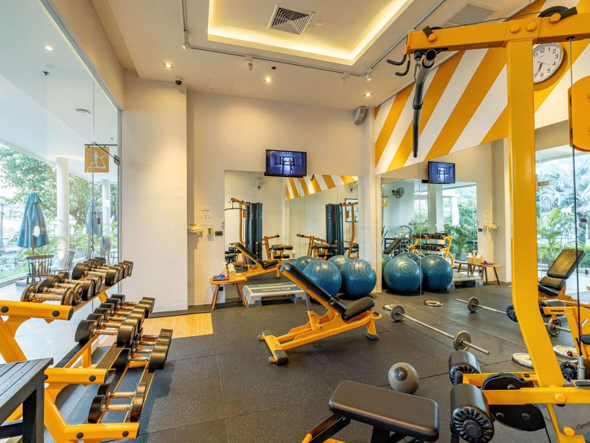 Grand Mercure Phuket Patong Ngoại thất bức ảnh The gym at the hotel